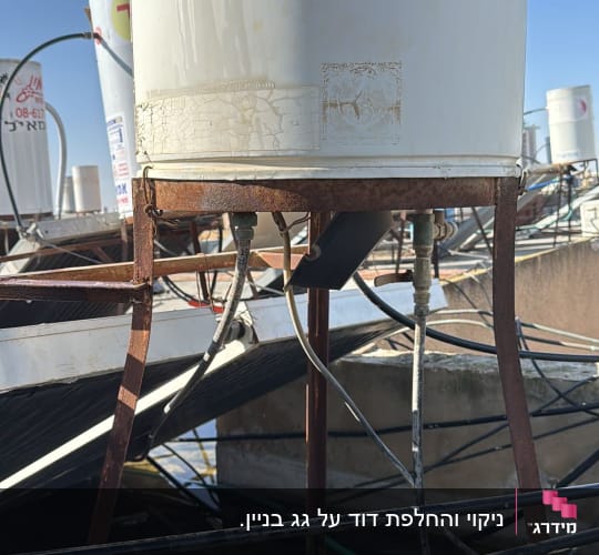 דוד שמש מותקן על גג עם צינורות וחיבורים